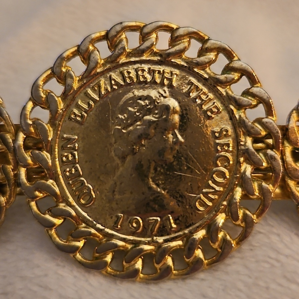 Vintage Elegant 1971 Queen Elizabeth the Second Coin Castlecore Barrette - Picture 4 of 7